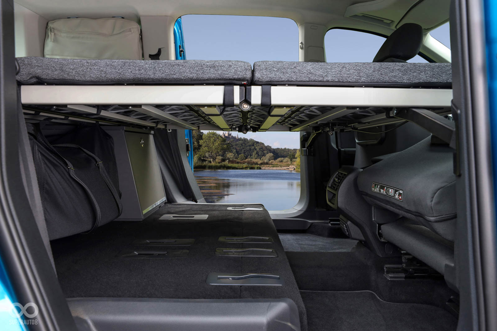 VW Caddy California車尾可收納一張露營桌、兩張露營椅。無需第二排座椅也可以攤開床鋪，提升置物空間